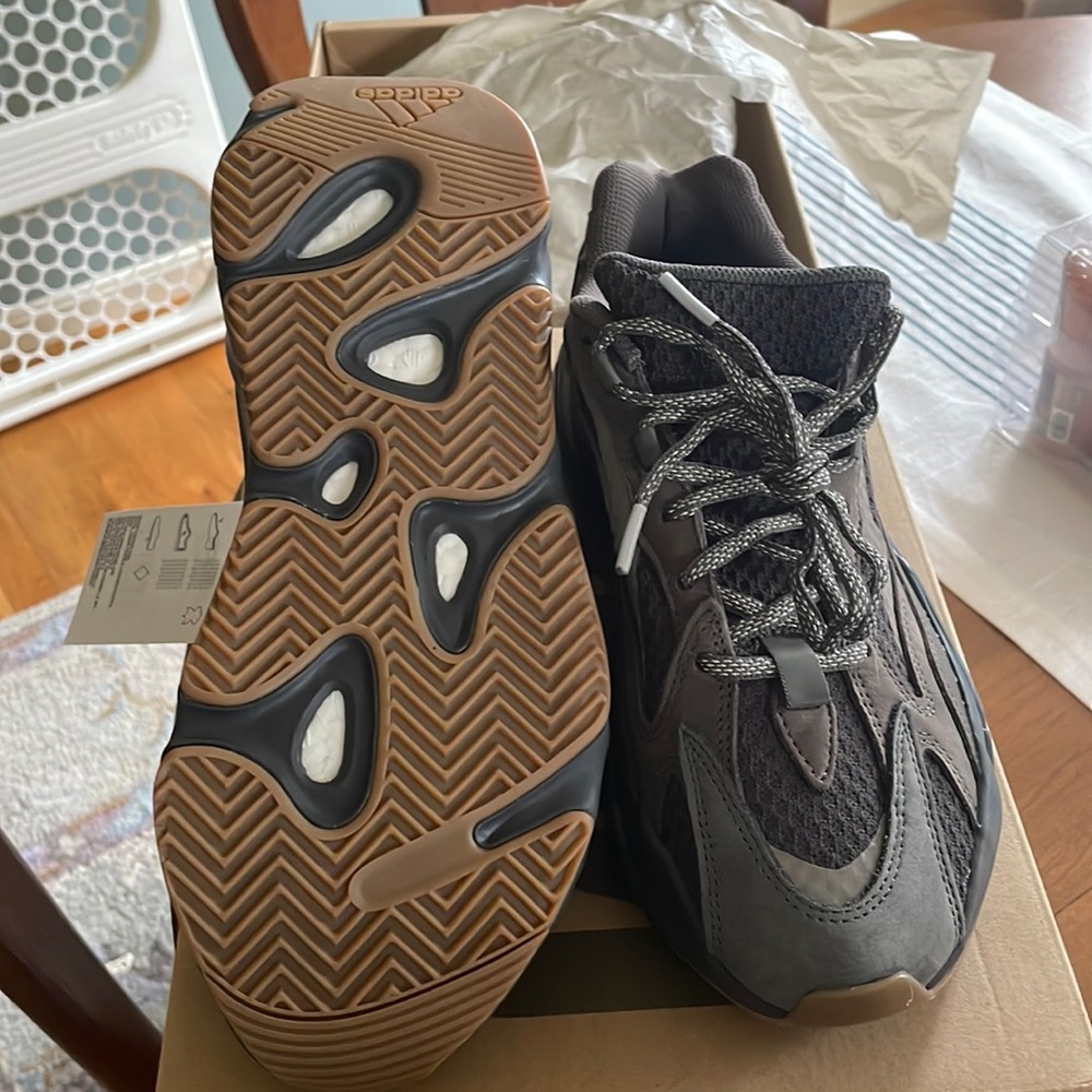 Yeezy boost 700 v2